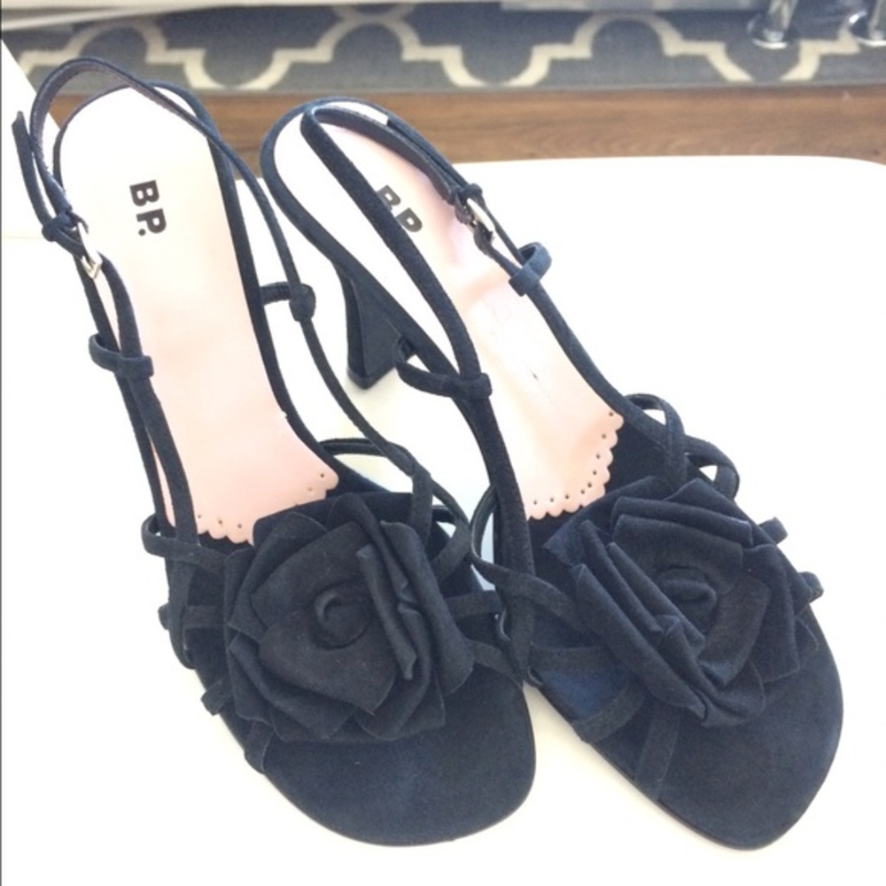 Strappy heel with rose